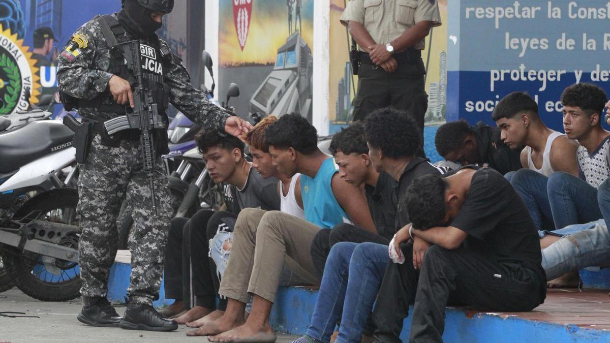 Detenidos por la toma del canal de televisión en Guayaquil permanecen en custodia de la Policía, este miércoles.