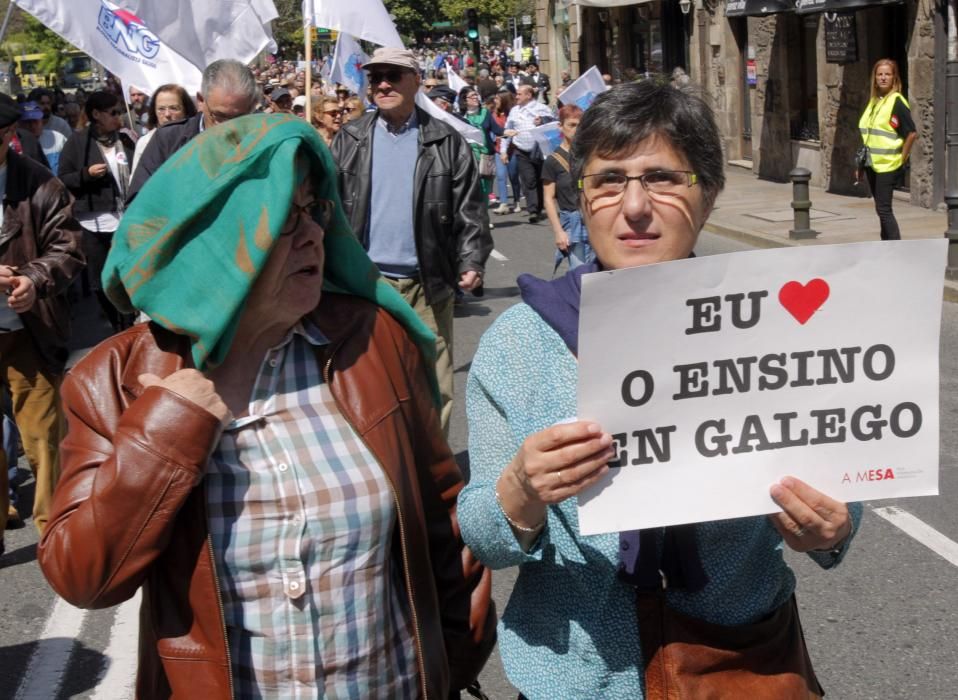 Miles de personas reivindican en Santiago su derecho a vivir en gallego