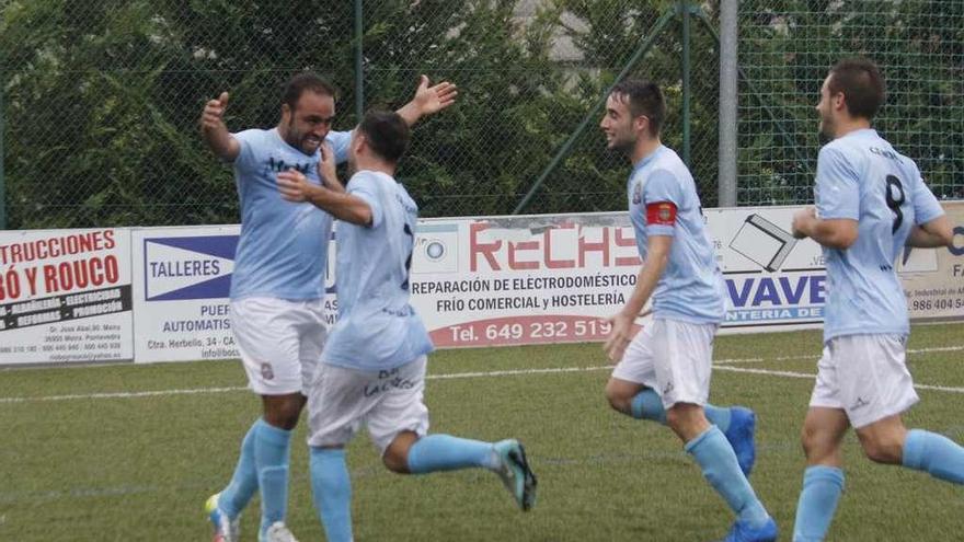 Jugadores del Moaña celebran un gol en un partido de esta temporada. // Santos Álvarez