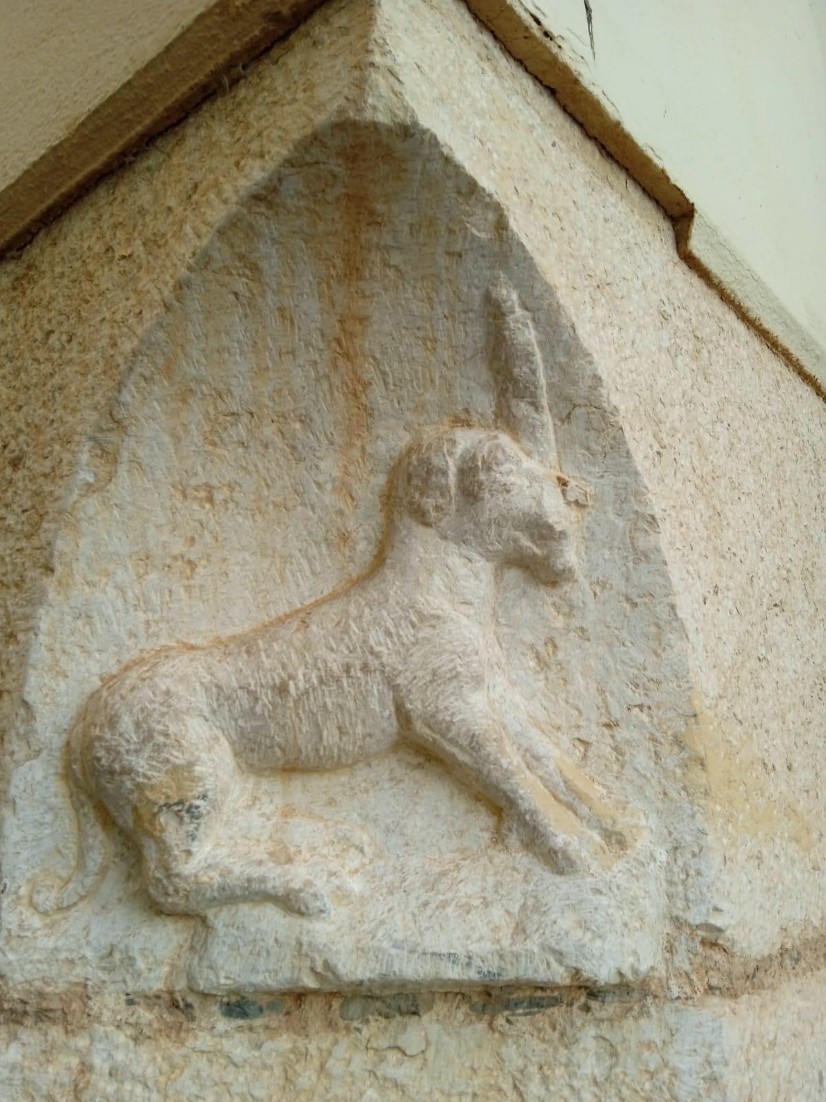 Símbolo dominico de un perro con una vela, en el Convento de las Dominicas de calle Andrés Pérez.