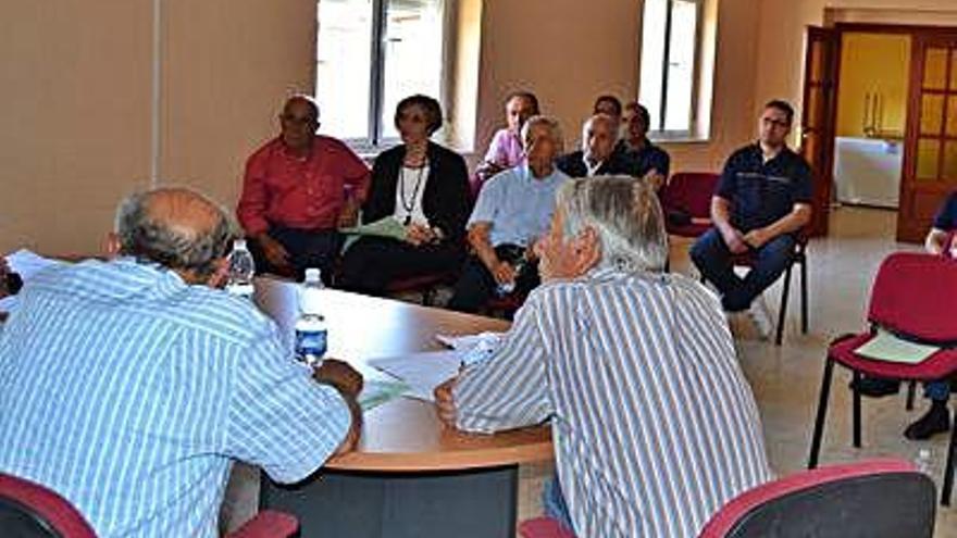 Alcaldes de Zamora en una reunión de embalses.