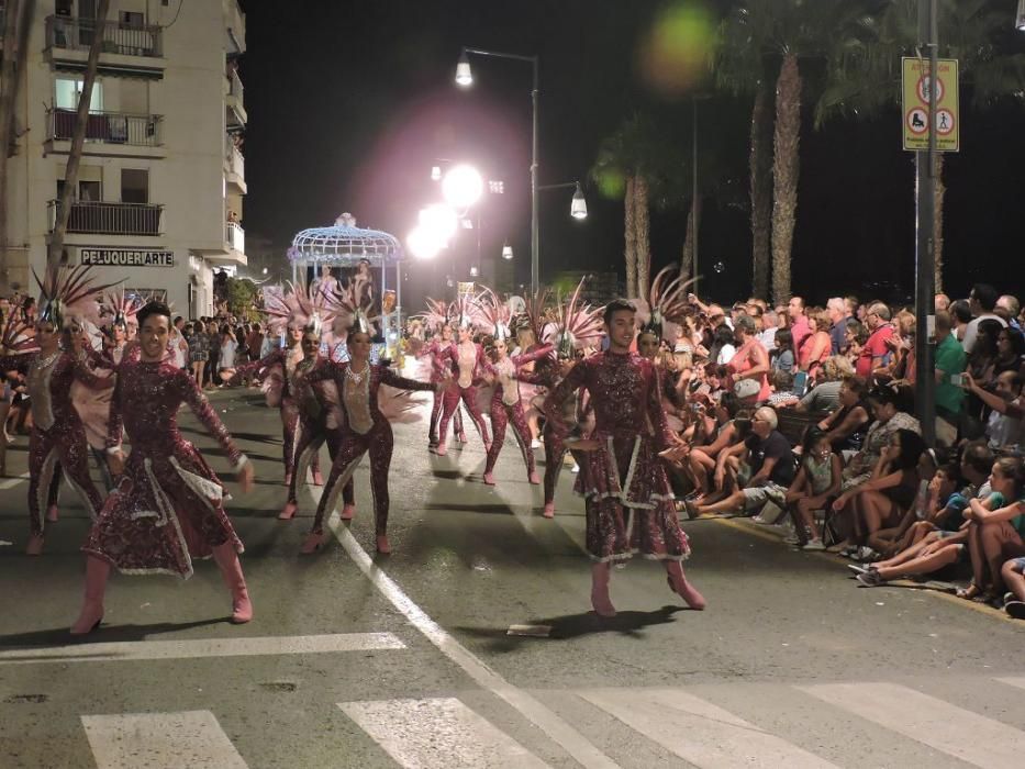 La bahía de Águilas se transforma en un gran teatro en su Carnaval de verano