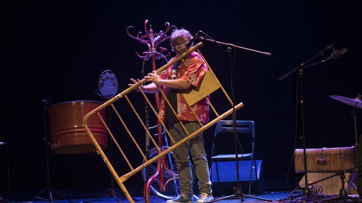 Xavi Lozano, en el Filarmónica, muestra cómo tocar una valla.