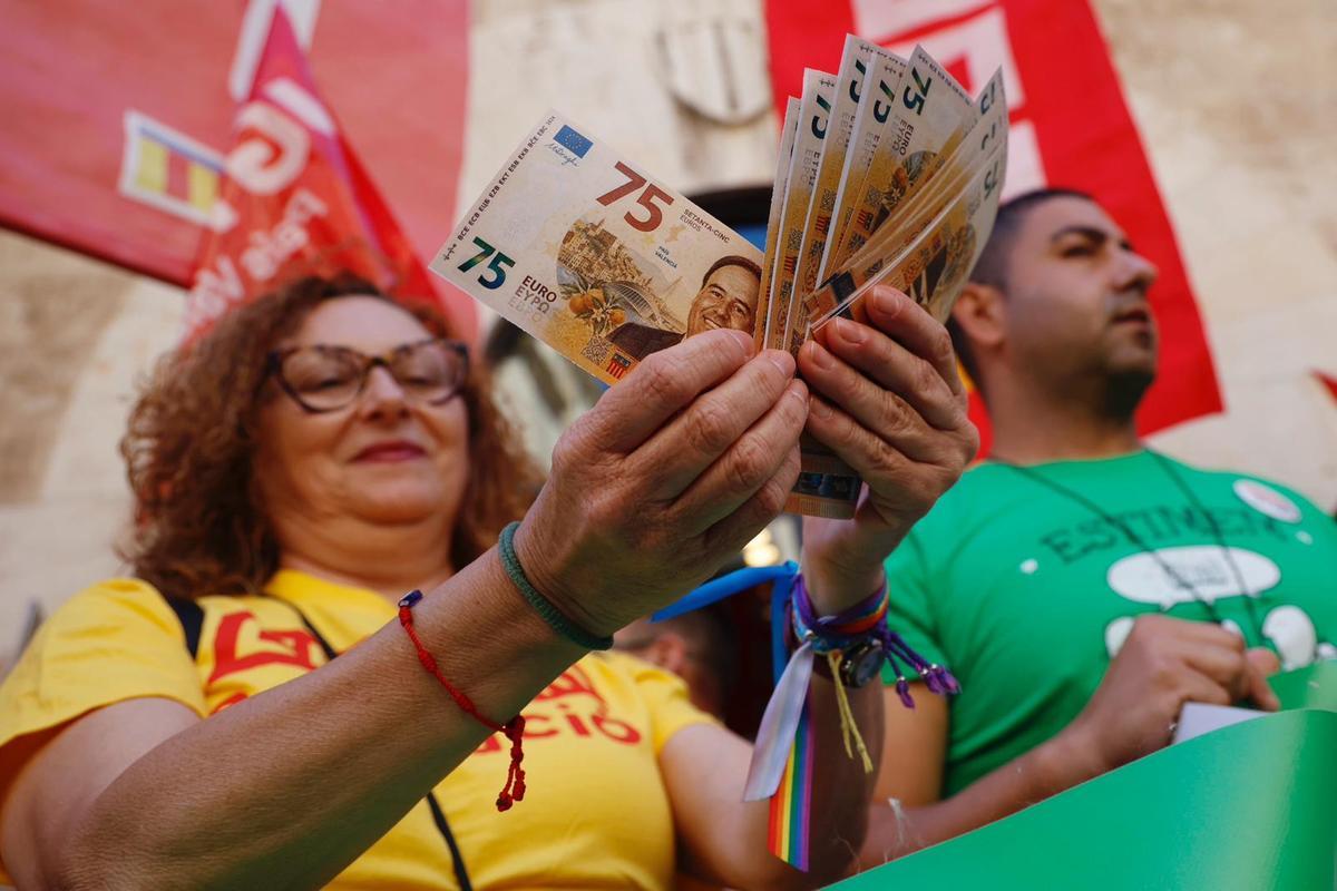Docentes con billetes falsos de 75 euros con la cara de Pérez Llorca en la concentración de Educación