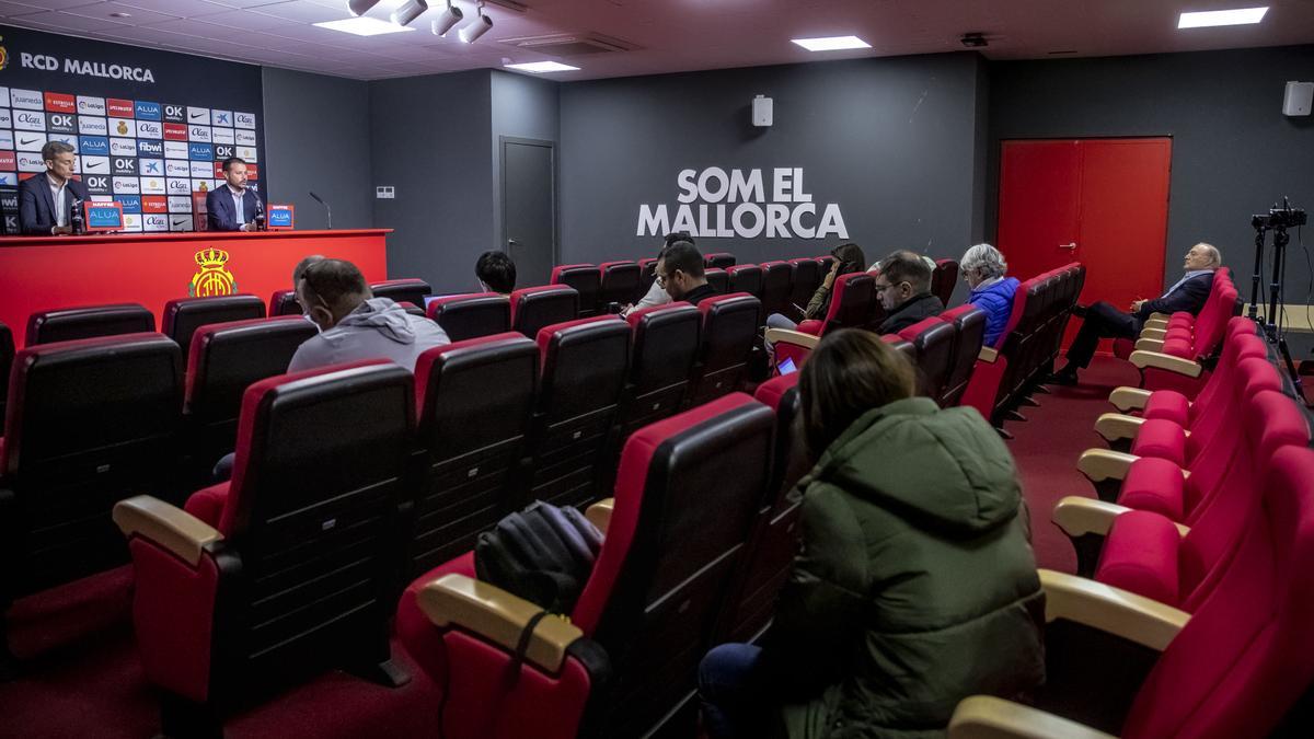 Kohlberg, al fondo a la derecha, el pasado jueves en la sala de prensa de Son Moix.