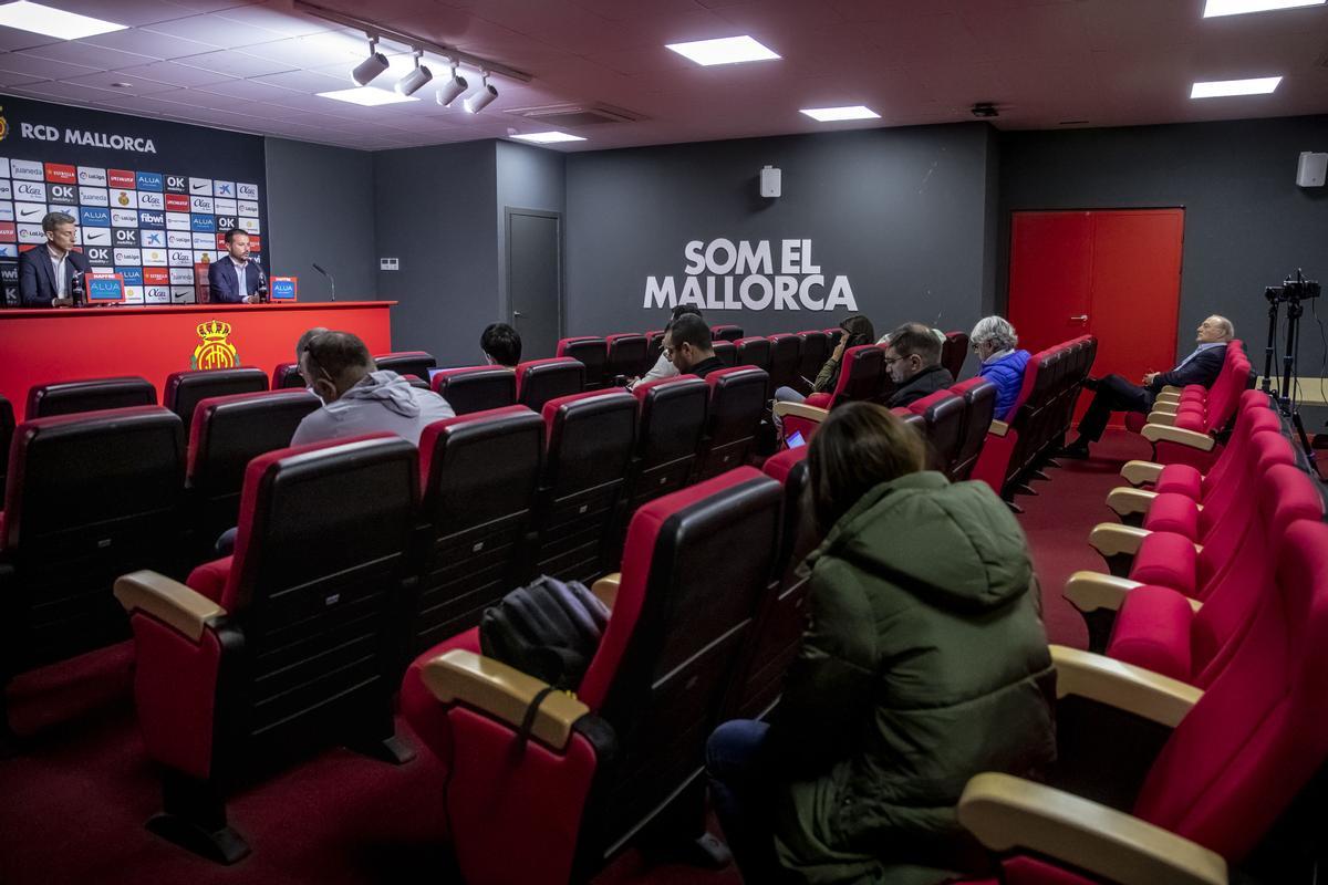 Kohlberg, al fondo a la derecha, el pasado jueves en la sala de prensa de Son Moix.