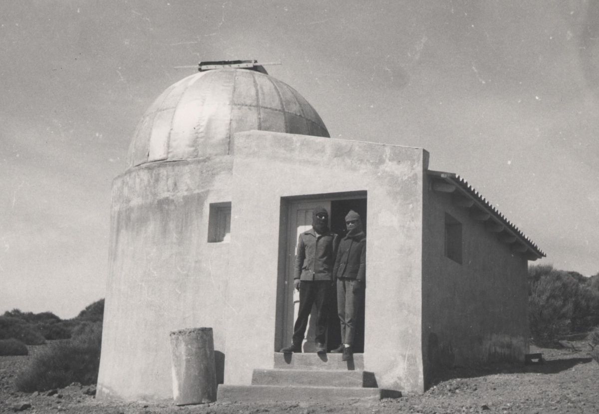 Paco Sánchez y Mery Almeida, su mujer, en uno de los telescopios del Teide.