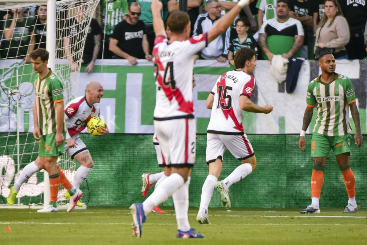 Los jugadores del Rayo Vallecano celebran un gol frente al Betis.