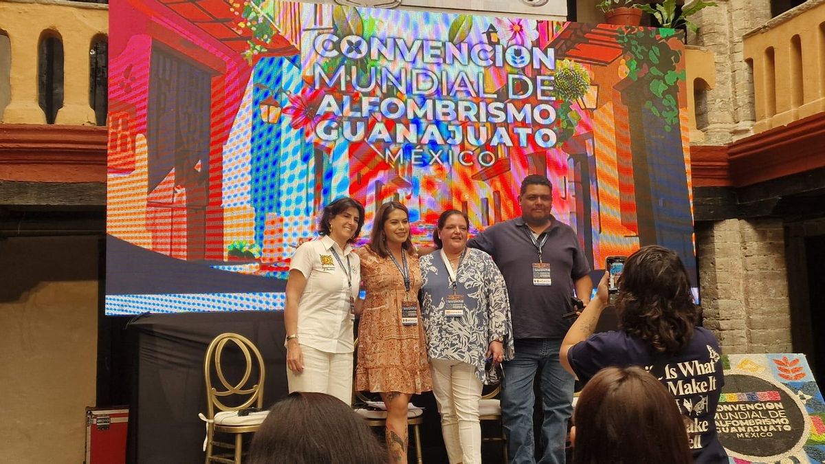 La presidenta de la Asociación Cultural Alfombras de Bueu, Carmen Santos (segunda por la derecha), en una reciente convención en México.