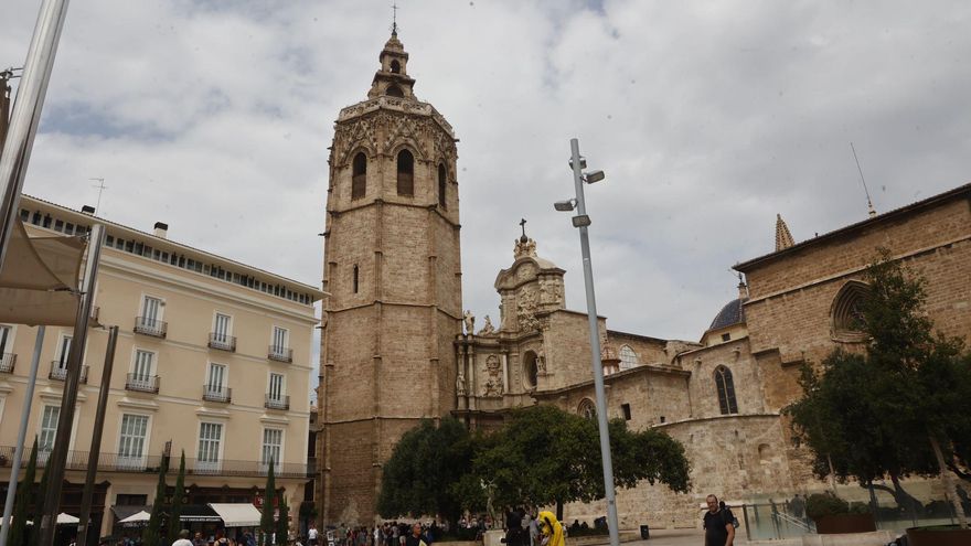 La caída de un rayo hace un año y una avería de ayer silencian las campanas del Micalet