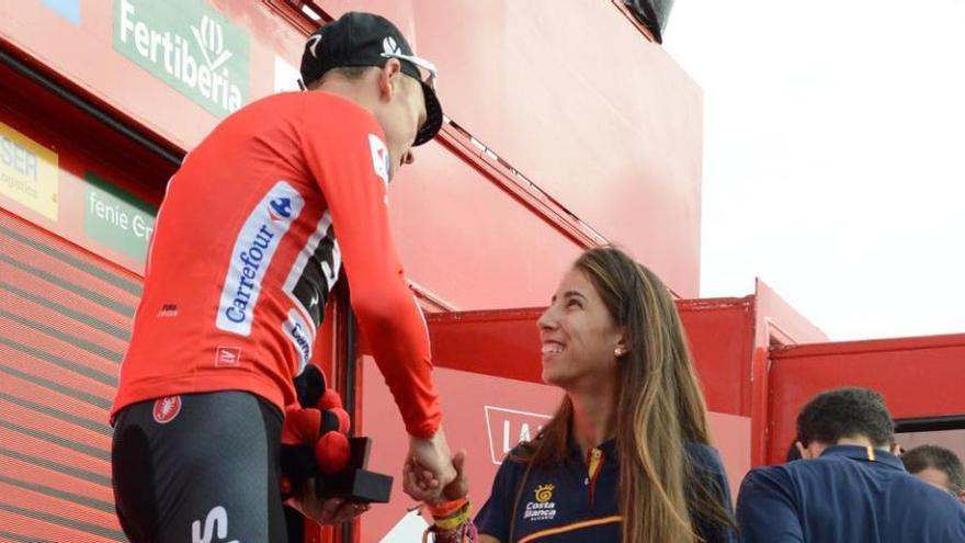 Sandra Alonso saluda en el podio a Froome en la etapa con final en Cumbres del Sol