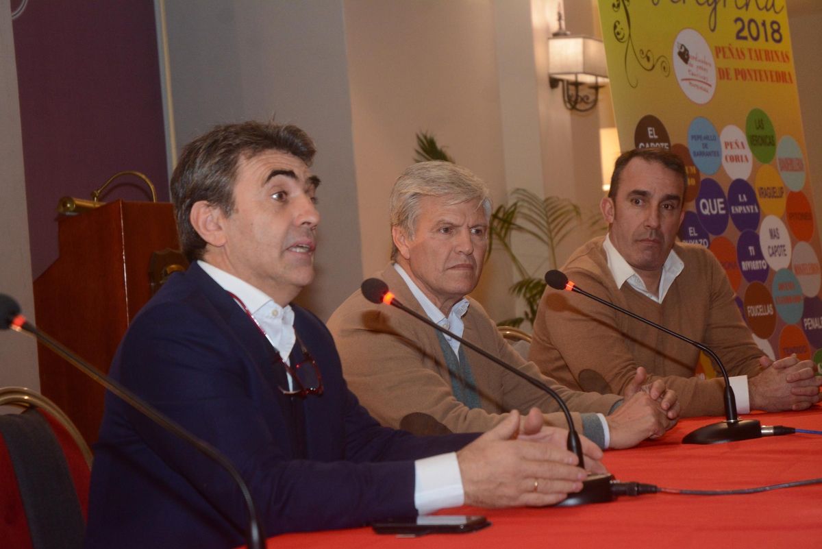 El ganadero Victorino Martín, en una tertulia con el torero Juan Antonio Ruiz Espartaco en Pontevedra en 2019.