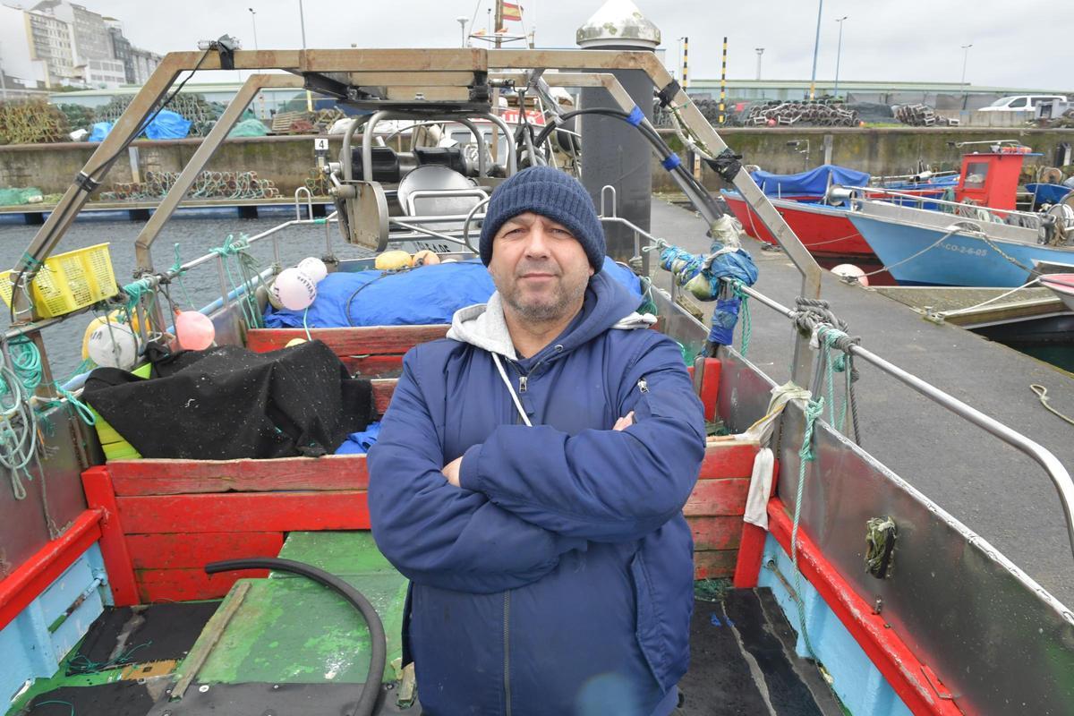 O patrón Xosé Iglesias, na cuberta do seu barco de baixura ‘Primero Villar’, no peirado coruñés de Oza.