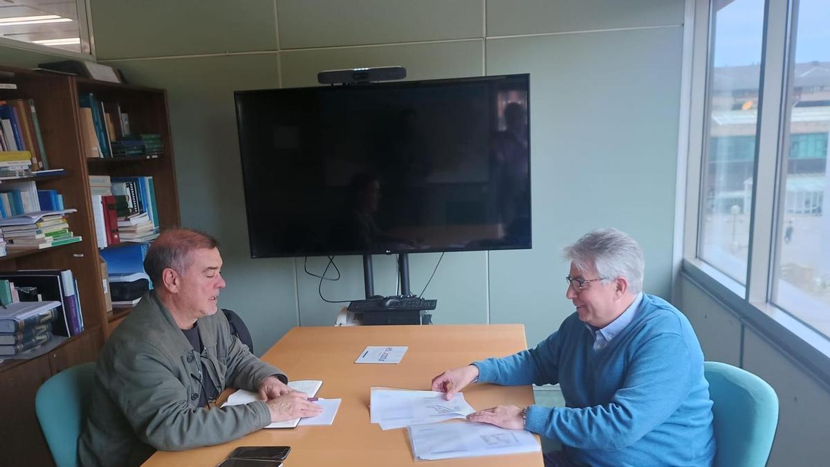 José Antonio Cases, a la izquierda, e Ignacio Ruiz Latierro, en la consejería de Ordenación del Territorio