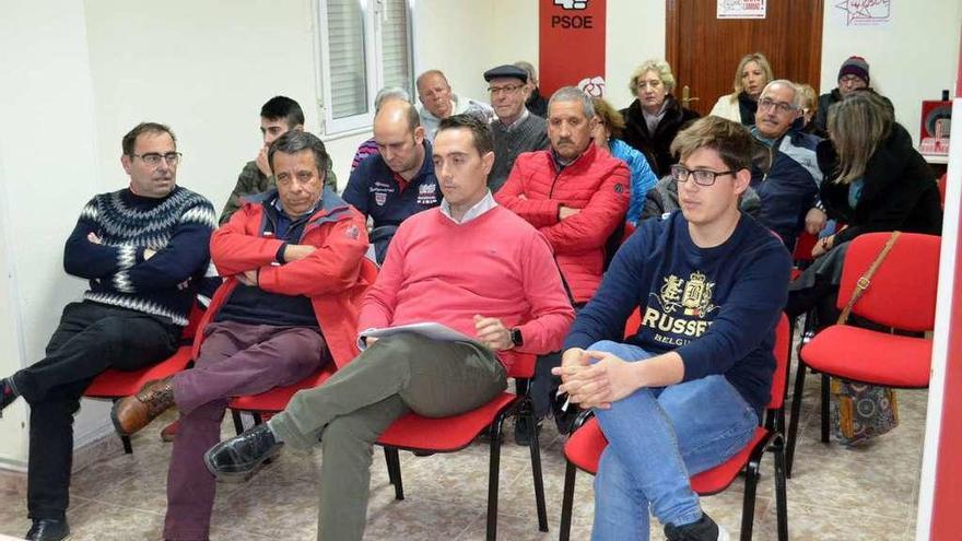 El nuevo secretario general del PSOE de Benavente (segundo por la derecha) en la asamblea.