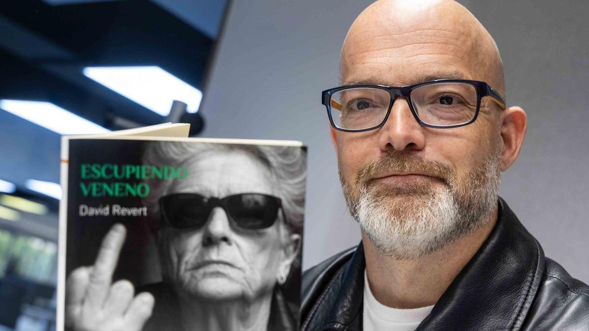 El alicantino David Revert presenta su poemario "Escupiendo veneno" en Alicante