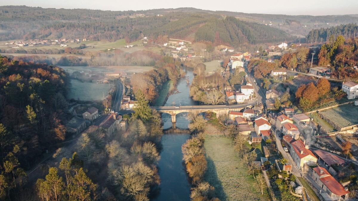 Vista área de la localidad valdubresa de Portomouro, donde confluyen varias carreteras de diversa titularidad