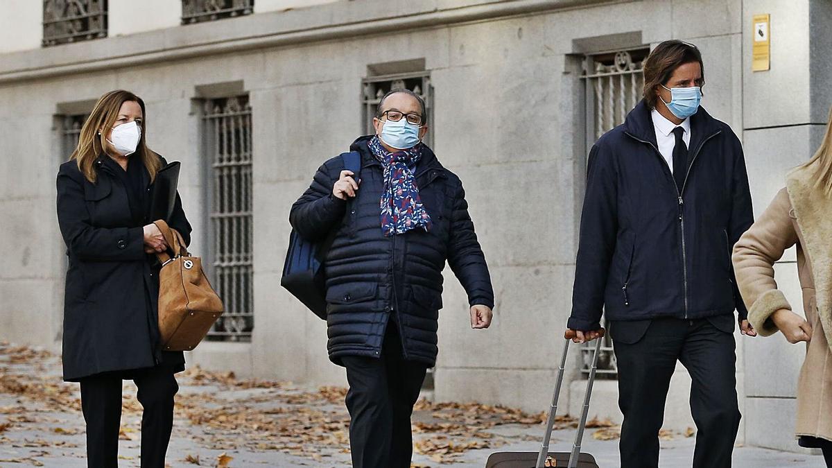 María Dolores Amorós, su abogado  Pedro Menor,  en el centro, y el letrado de Garrigues Pablo de la Vega, defensa de Daniel Gil.