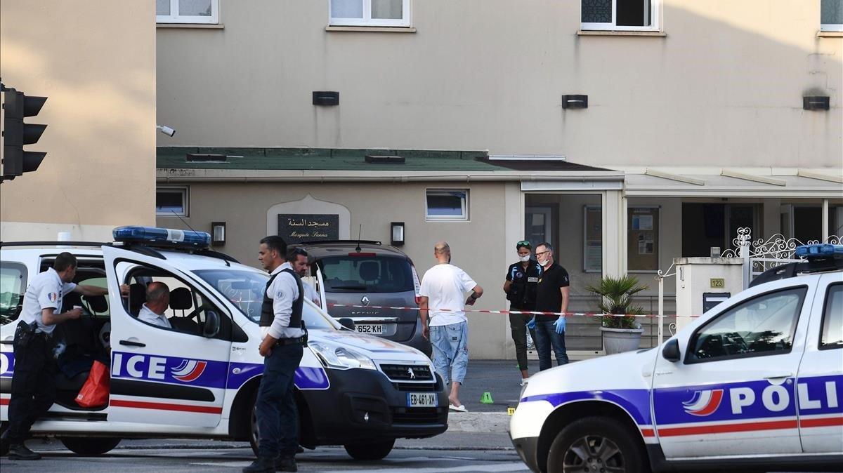 zentauroepp48824138 police officers work at the site of a shooting incident that190627214157