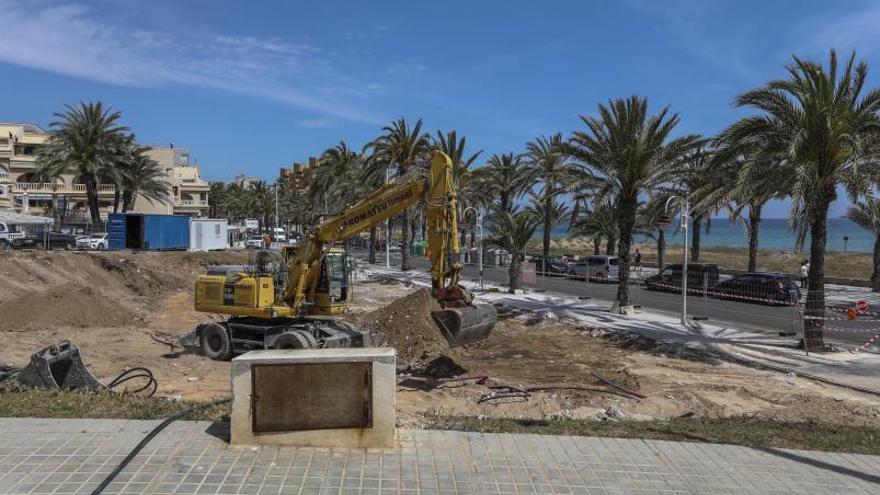 La parcela donde va el nuevo centro social de Arenales, durante las obras de demolición. | ANTONIO AMORÓS