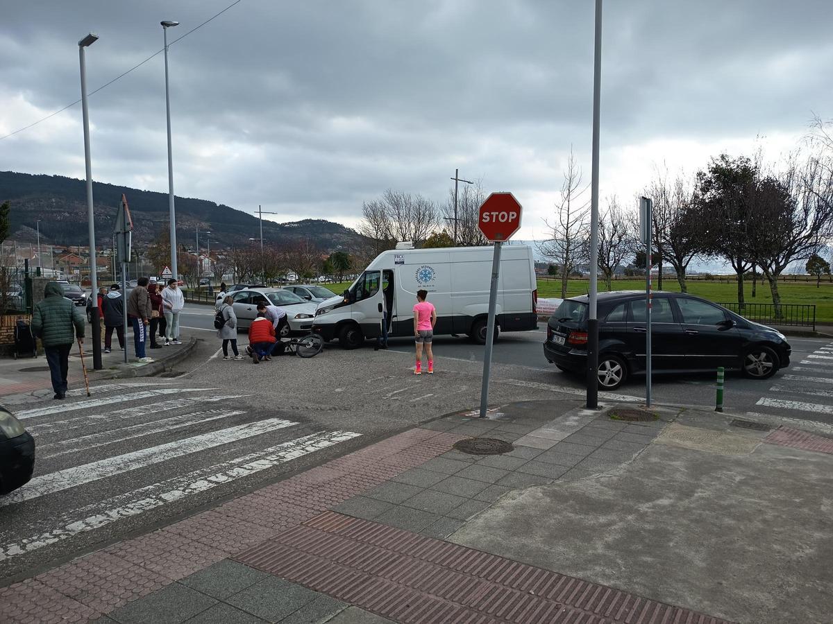 El ciclista herido es auxiliado tras la caída.