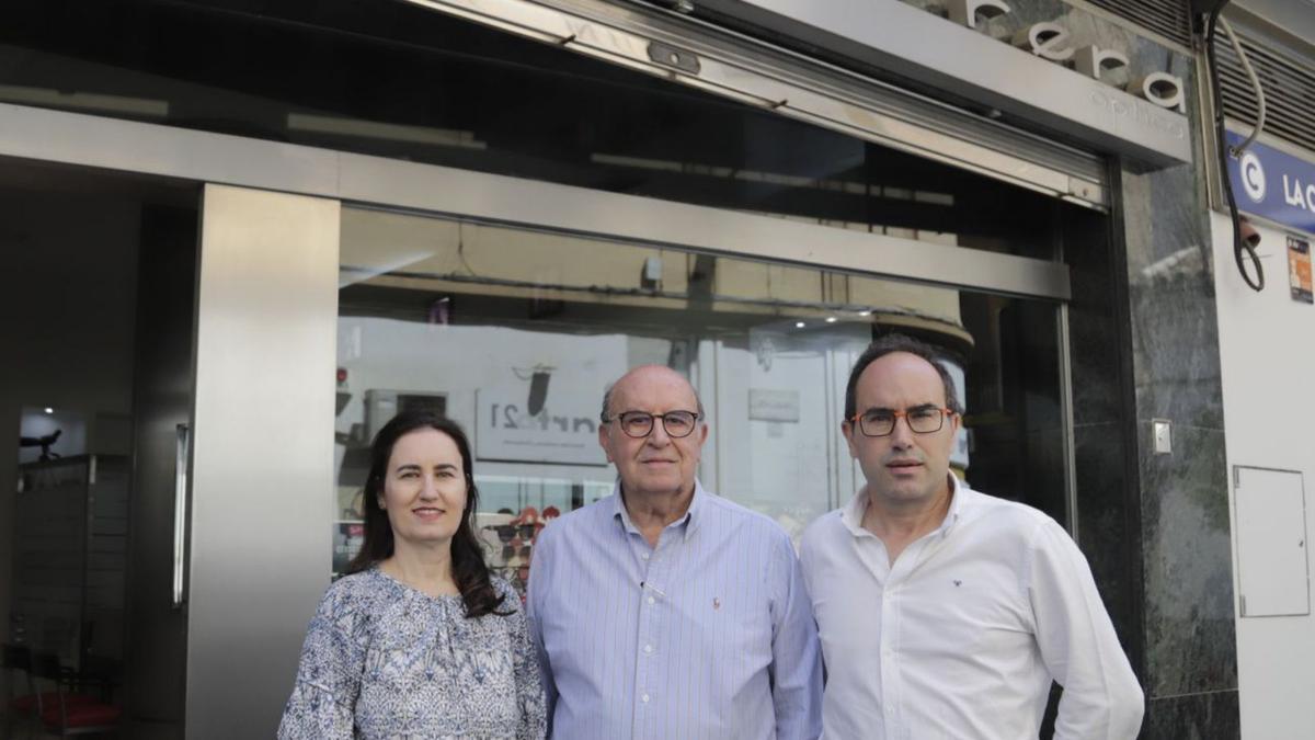 La familia Herrera lleva más de 50 años dedicada al cuidado de la vista de los cordobeses con un trato siempre amable y cercano. | A.J. GONZÁLEZ