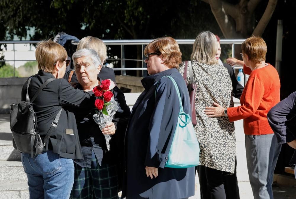 Numerosos amigos y familiares han acudido al Tanatorio Municipal de València para dar su último adiós a Carmen Alborch.