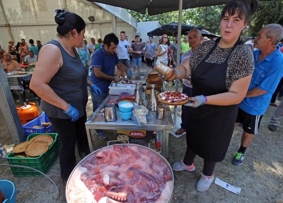 Personas que han sobrevivido a la muerte han desfilado en ataúdes en Ribarteme (As Neves), para dar las gracias a Santa Marta