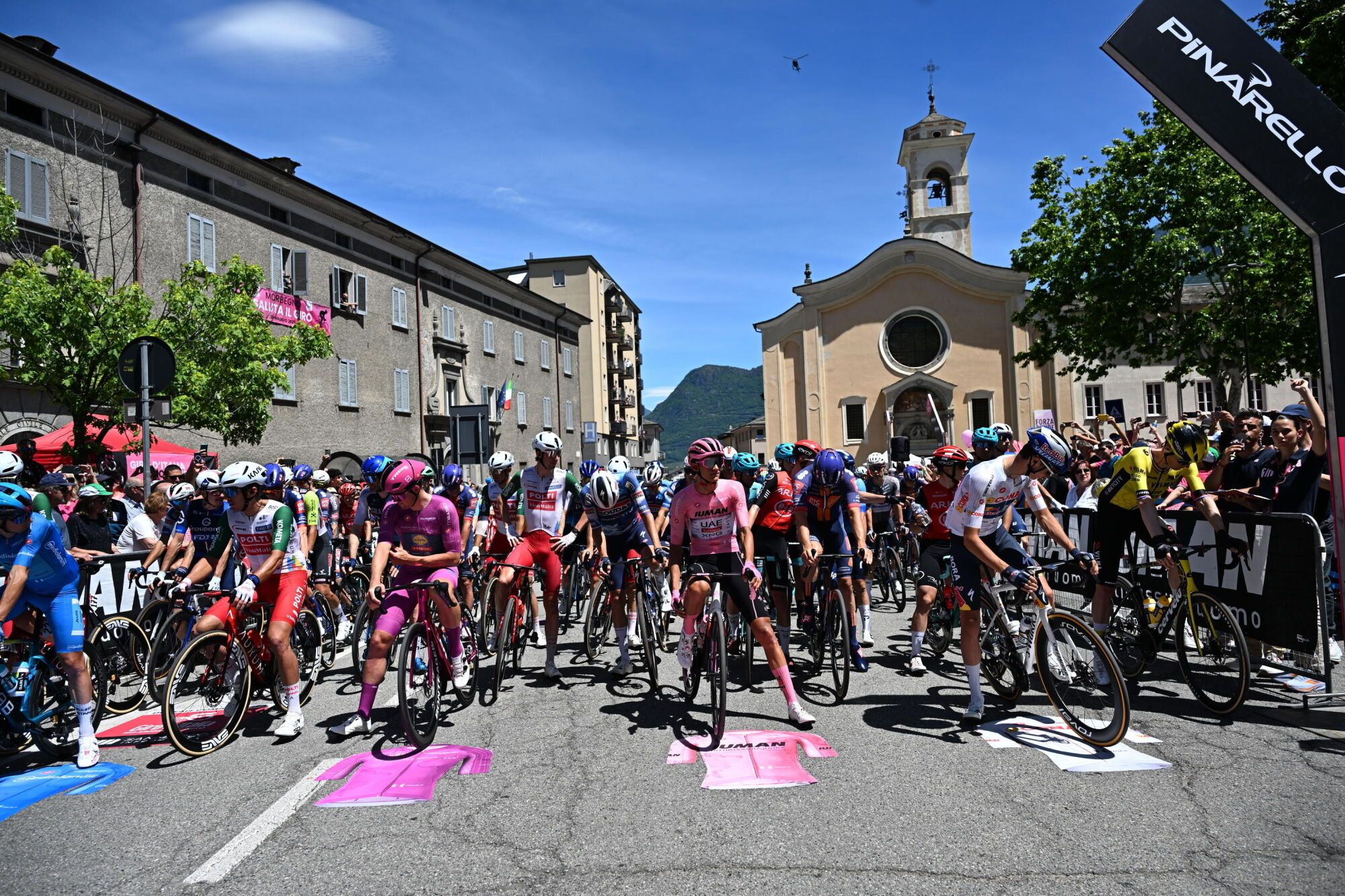 MORBEGNO (Italy), 29/05/2025.- Mexican rider Isaac Del Toro (C) of UAE Team Emirates XRG, in the overall leader's pink jersey, waits for the departure of the 18th stage of the Giro d'Italia 2025 cycling race, over 144km from Morbegno to Ceswano Maderno, in Morbegno, Italy, 29 May 2025. (Ciclismo, Italia) EFE/EPA/LUCA ZENNARO
