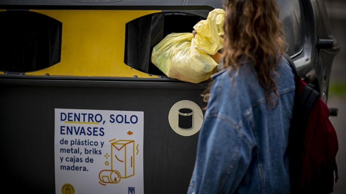 Los catalanes separaron 18,50 kg de envases en el contenedor amarillo