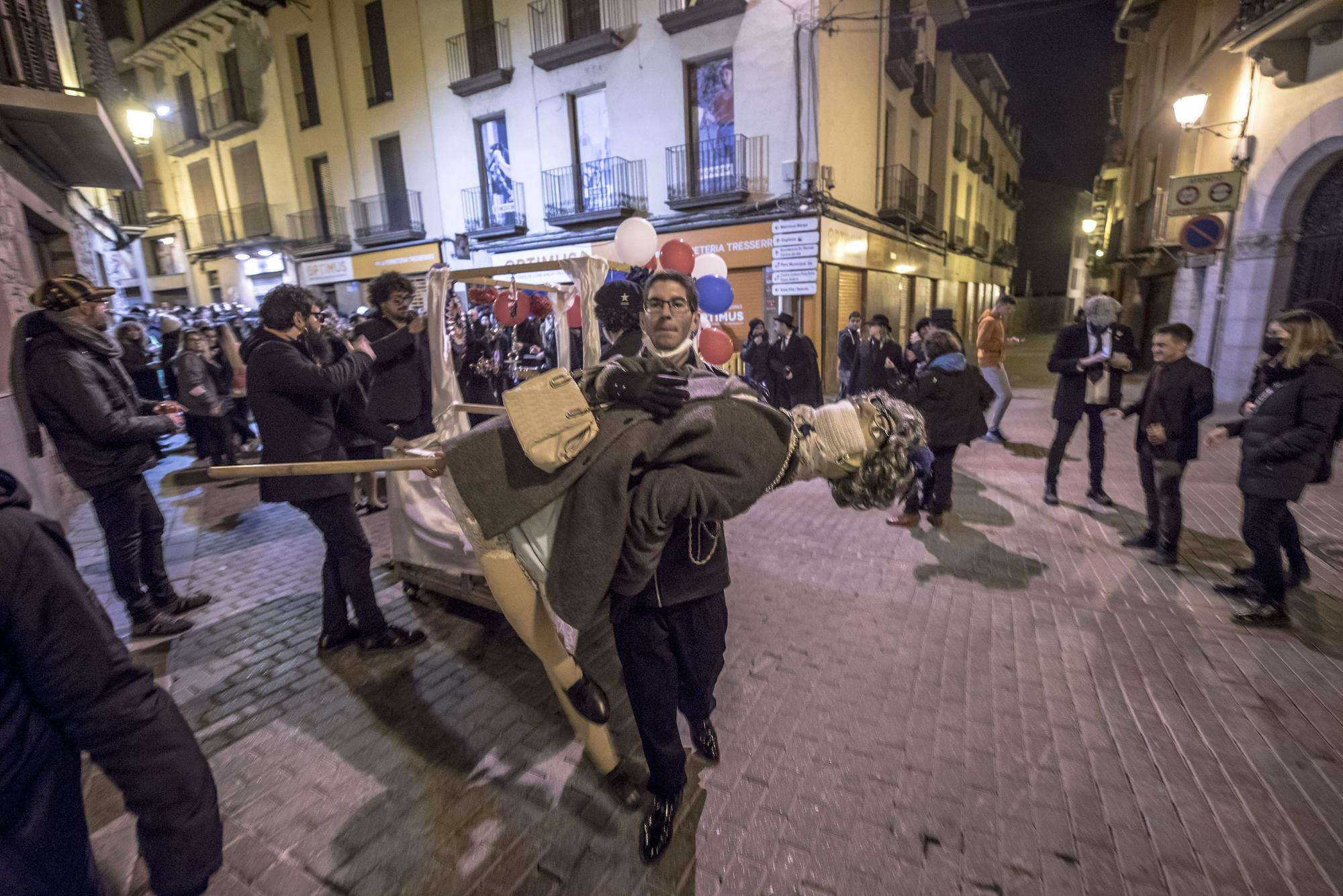 Sallent acomiada la reina Carnestoltes en una concorreguda rua