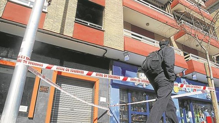 El humo de un incendio daña a 4 mujeres y obliga a evacuar parte de un bloque