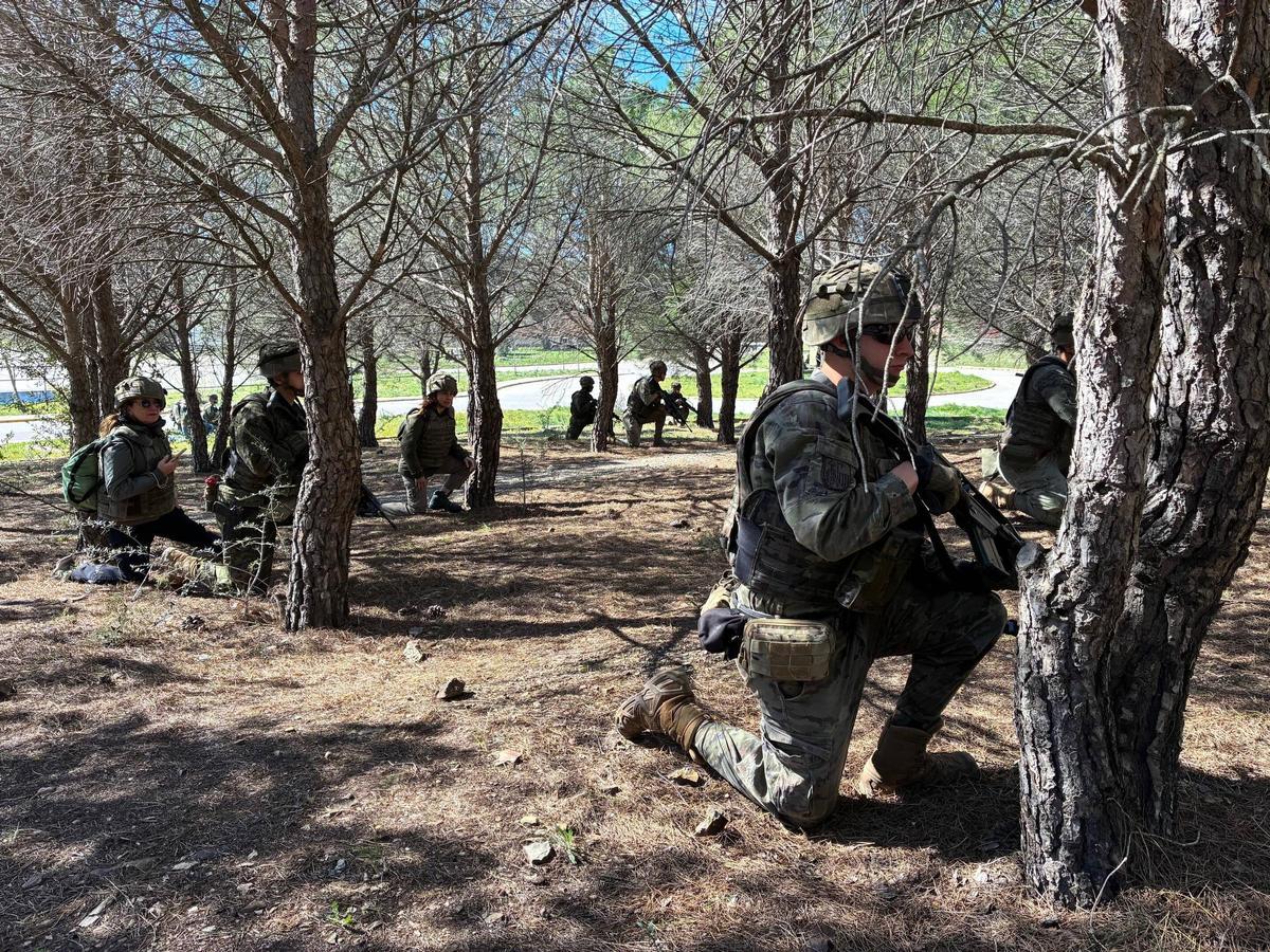 Les imatges del curs per conèixer com actuar en zones de conflicte a la base de Sant Climent