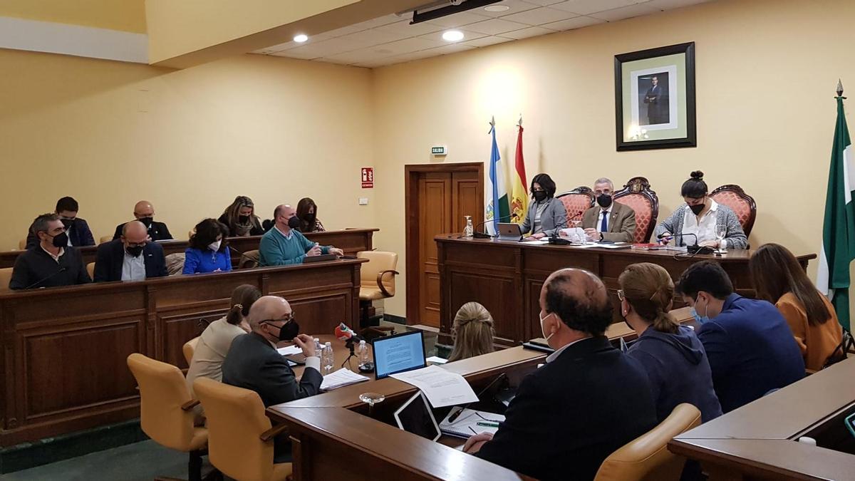 Un momento de la sesión del Pleno ordinario en el Ayuntamiento de Lucena.