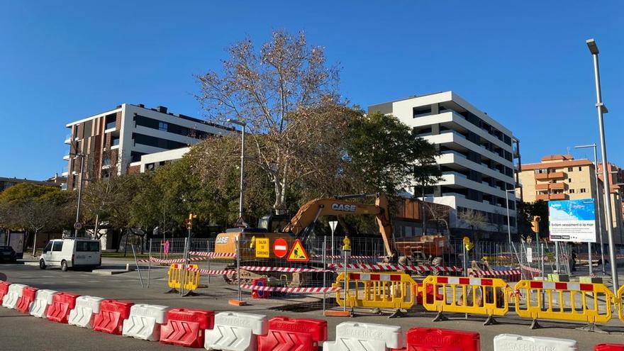 Las obras en la calle Puerto Rico impiden la entrada al aparcamiento del supermercado