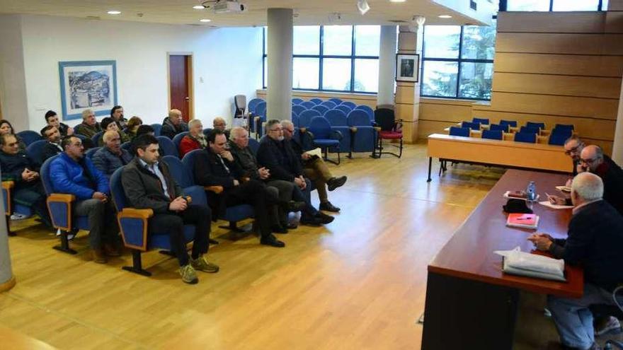 Un momento de la reunión de ayer celebrada en el salón de plenos de Moaña. // Gonzalo Núñez