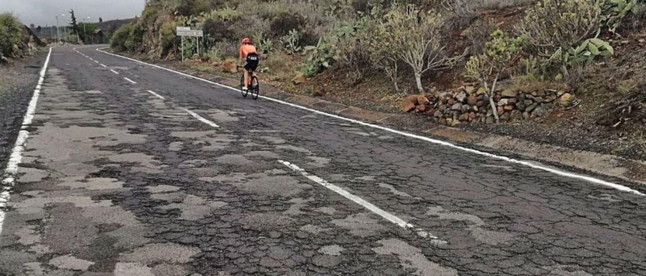 Un ciclista recorre la TF-565, de Jama a La Escalona.