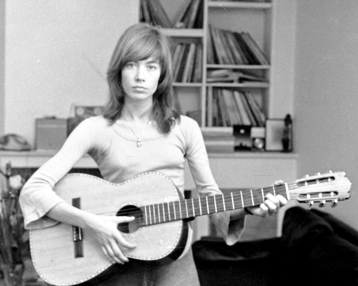 Françoise Hardy posa en su casa en 1973