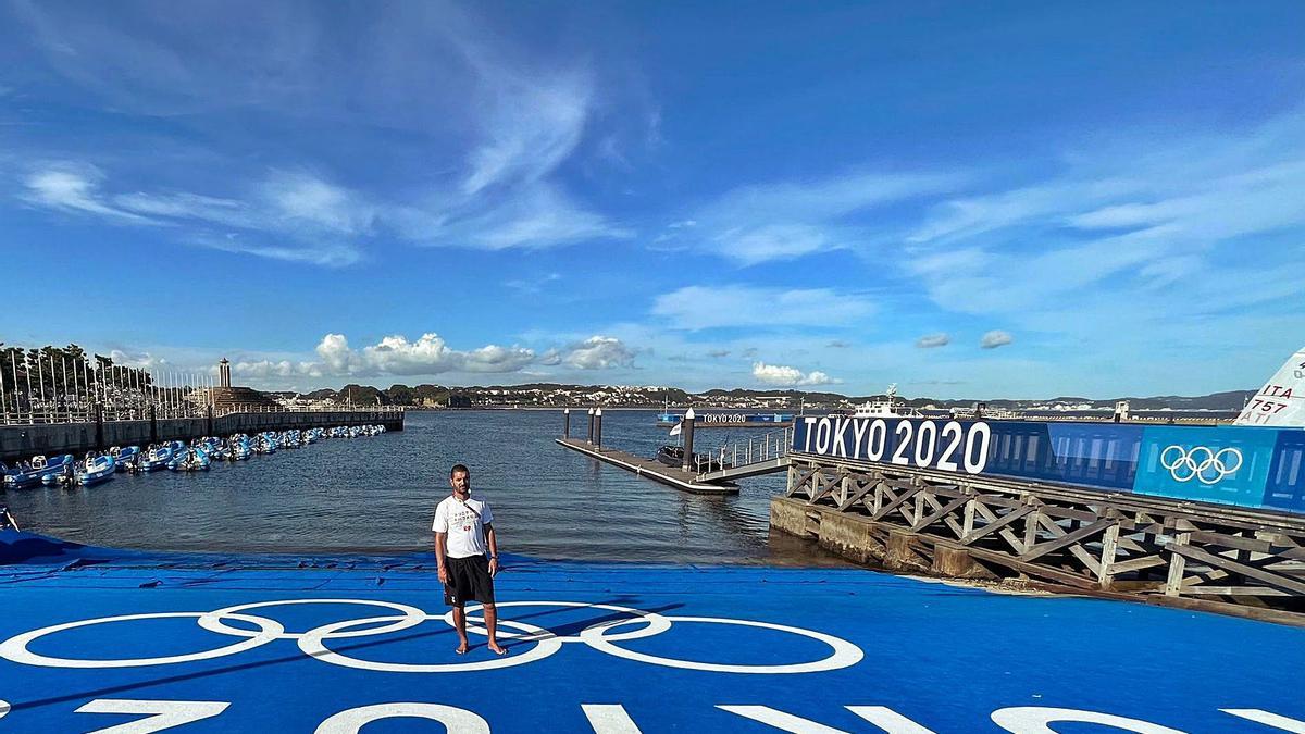 El tinerfeño Javier Hernández, en la bahía de Enoshima, donde atendió a EL DÍA. | | E.D.