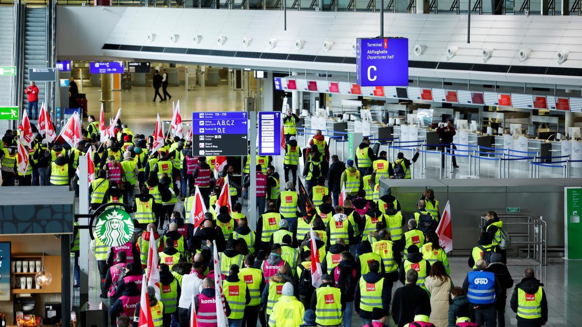Huelga de trabajadores después de que el sindicato alemán Verdi convocara a los trabajadores de los aeropuertos de Fráncfort, Múnich, Stuttgart, Hamburgo, Dortmund, Hannover y Bremen a una huelga de 24 horas.