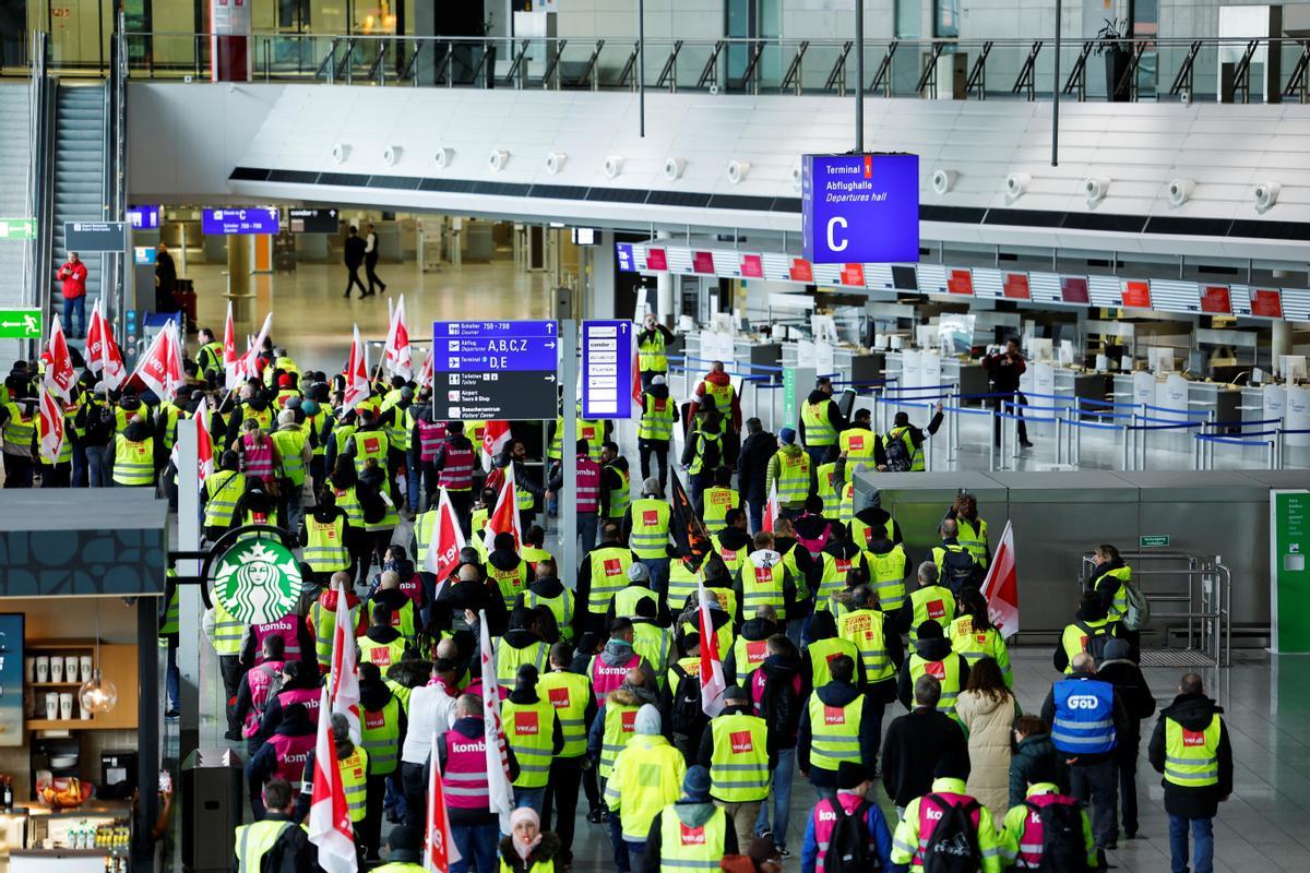 Huelga de trabajadores después de que el sindicato alemán Verdi convocara a los trabajadores de los aeropuertos de Fráncfort, Múnich, Stuttgart, Hamburgo, Dortmund, Hannover y Bremen a una huelga de 24 horas.