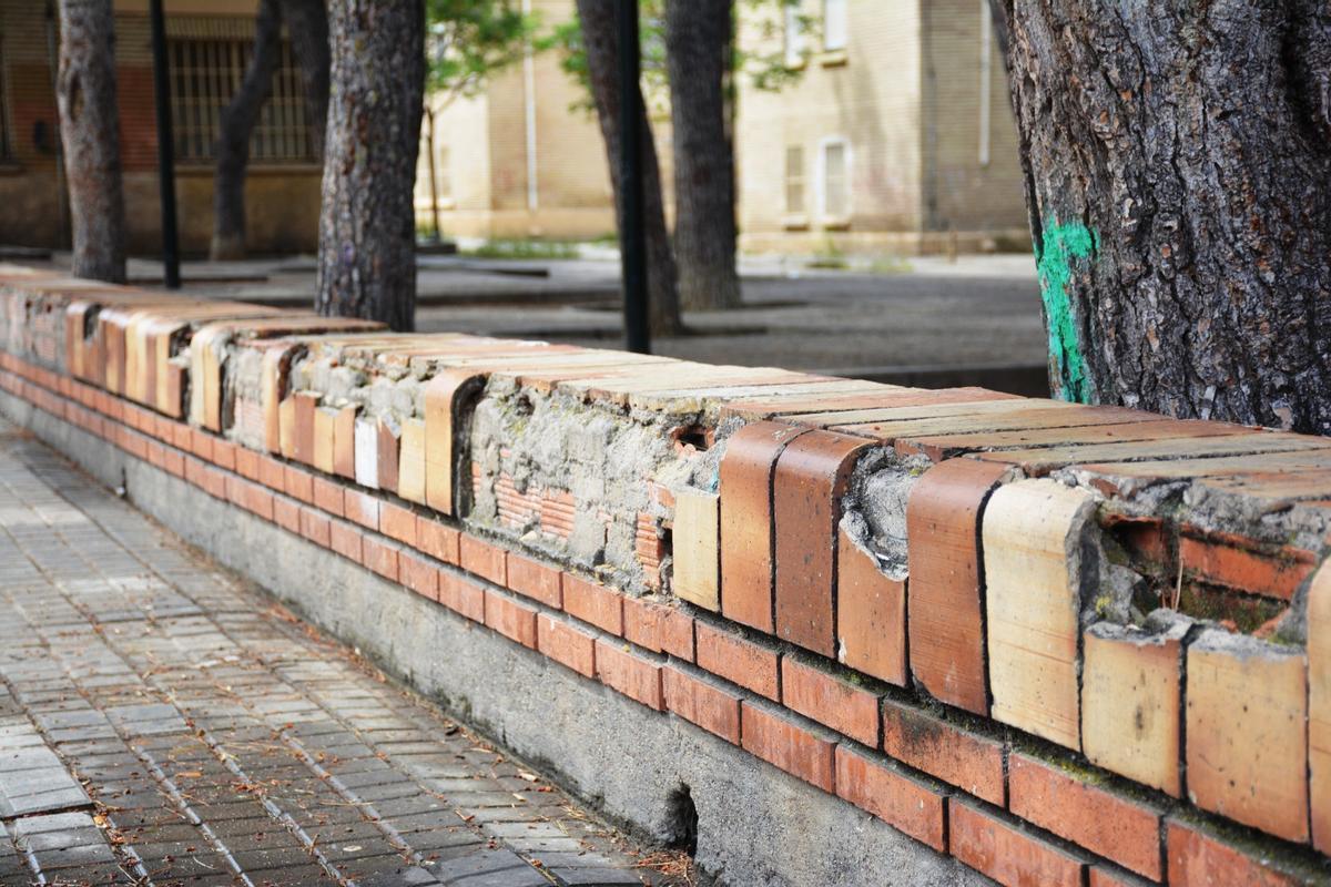 Así de deteriorada está la plaza Lolita Parra, en el barrio Oliver