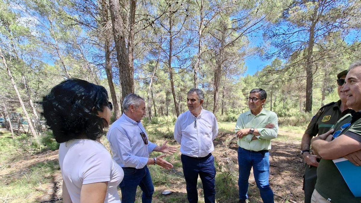 El consejero Juan María Vázquez, junto al alcalde de Moratalla, Juan Soria, visitando las actuaciones realizadas