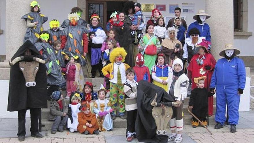 La «Vaca Bayona», a la izquierda, junto a los niños de Almeida disfrazados que han participado en el carnaval.