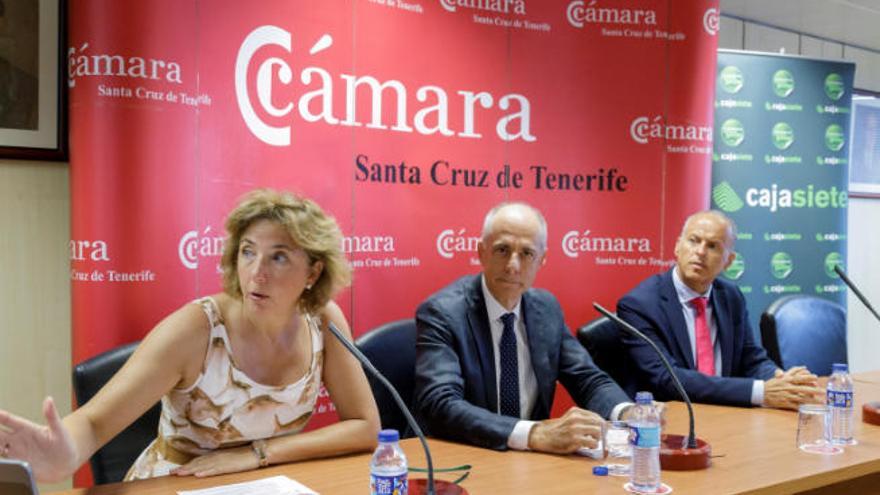 La directora general de la Cámara de Comercio, su presidente y el director general de Cajasiete, ayer en Tenerife.