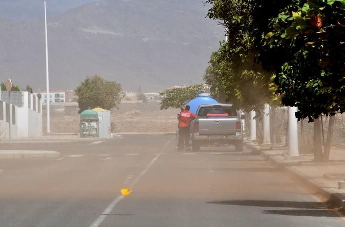 17/07/2019 POZO IZQUIERDO. SANTA LUCIA DE TIRAJANA. Tierra en los Duplex de Pozo Izquierdo por las obras de unos invernaderos.  Fotógrafa: YAIZA SOCORRO.  | 17/07/2019 | Fotógrafo: Yaiza Socorro