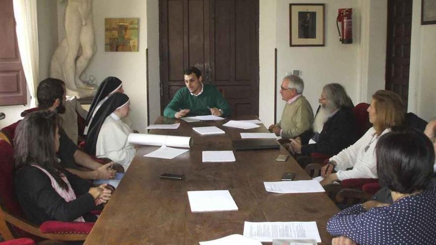 Un momento de la reunión celebrada ayer para evaluar la situación actual del monasterio.