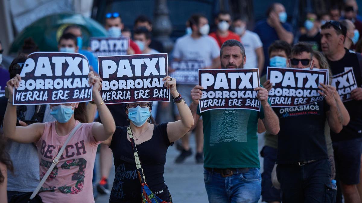 Varias personas protestan en favor de Patxi Ruiz tras ponerse en huelga de hambre.