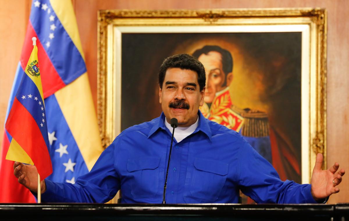 CAR002. CARACAS (VENEZUELA) - Fotografía cedida por la Oficina de Prensa del Palacio de Miraflores, del mandatario venezolano, Nicolás Maduro, durante un acto oficial de Gobierno hoy, sábado 14 de octubre de 2017, en Caracas (Venezuela). Maduro insistió hoy en que la mesa de diálogo con sus opositores continuará la próxima semana y se mostró confiado en que estarán los dirigentes de todos los partidos del antichavismo. EFE/MIRAFLORES/SOLO USO EDITORIAL/NO VENTAS