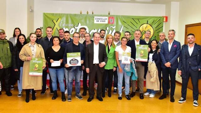 Caballero, con los ediles Rodríguez, Rivas y los representantes de la federación de hosteleros.